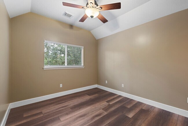 Building Photo - The Perfect Woodlands Retreat: Steps from ...