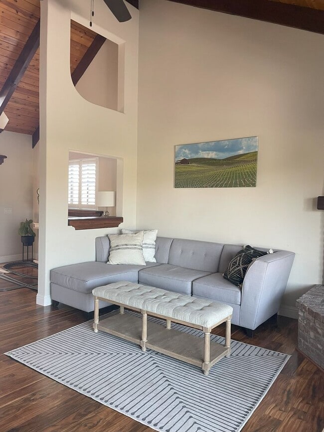 Building Photo - Beautiful 2 Bedrooms Plus Office, 3 Bathro...