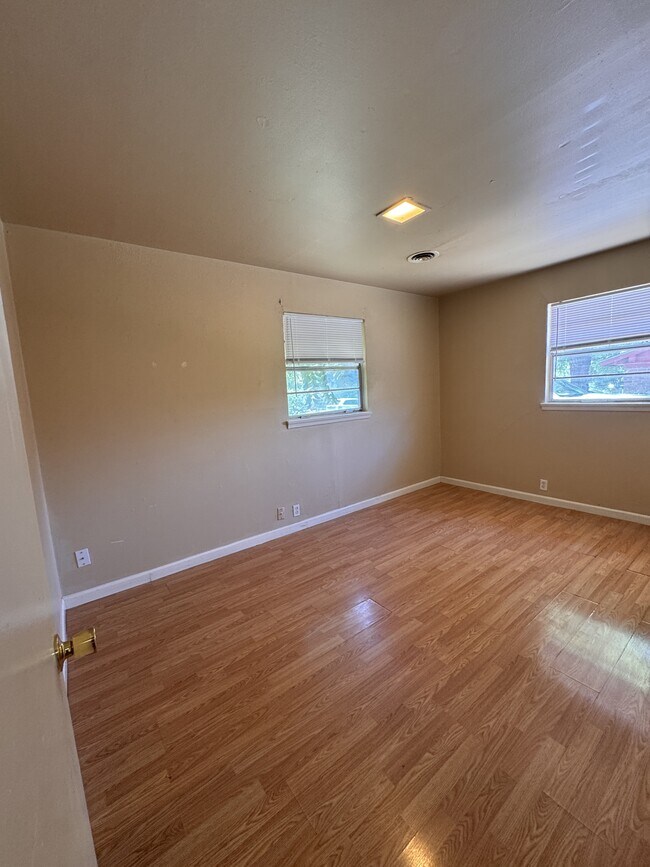 Building Photo - 1520 Roanoke Dr