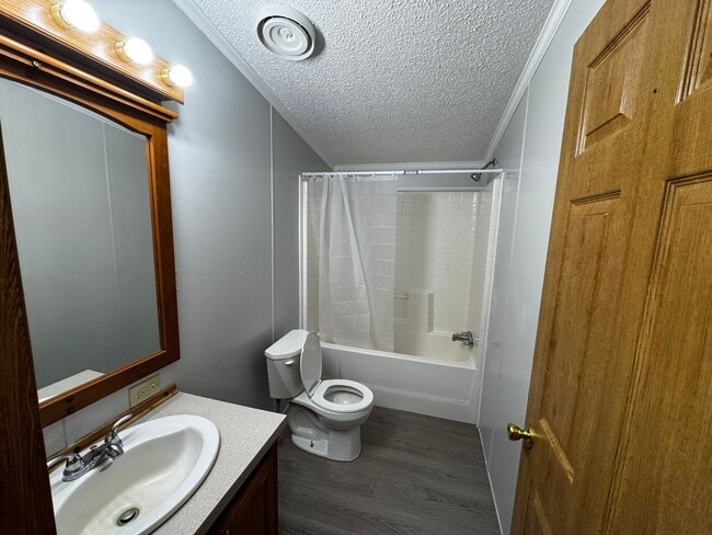 Building Photo - Very large yard great location a nice older doublewide Home