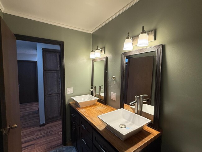 Building Photo - 5902 W Franklin St