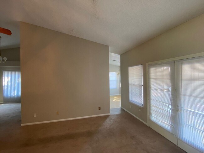 Building Photo - 3 Bedroom 2 Bathroom Home!