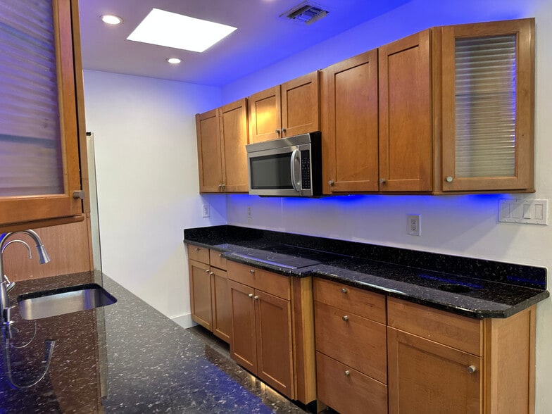 Building Photo - 1008 NE 11th St