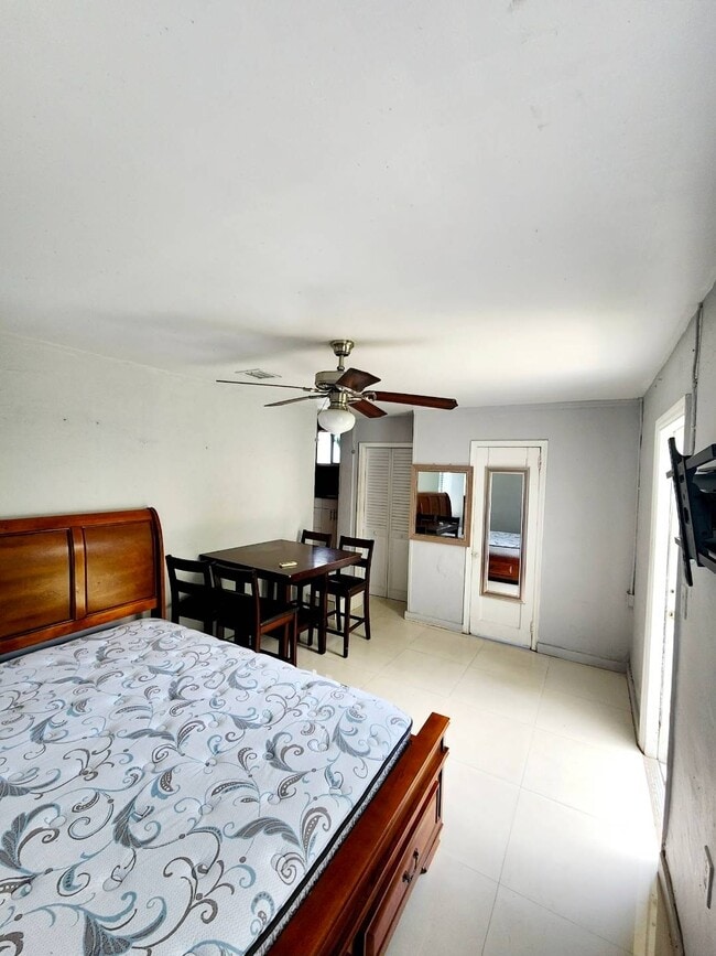 Building Photo - 350 SW 15th Ave