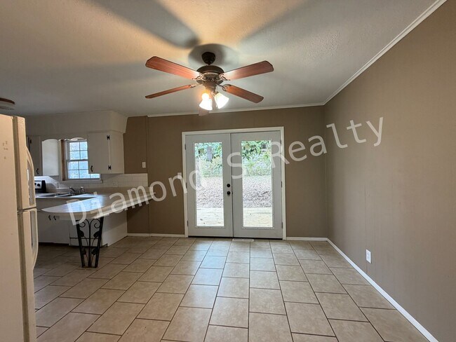 Building Photo - 3 Bedroom Home Close to Sunshine and 65!