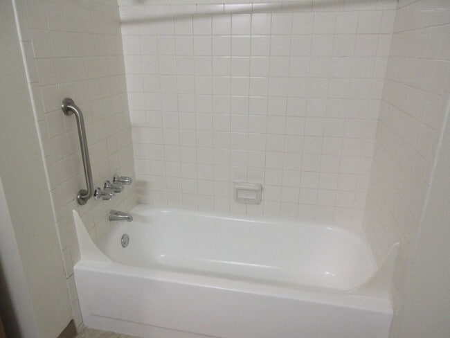 Building Photo - Nice Two Bedroom with Fireplace