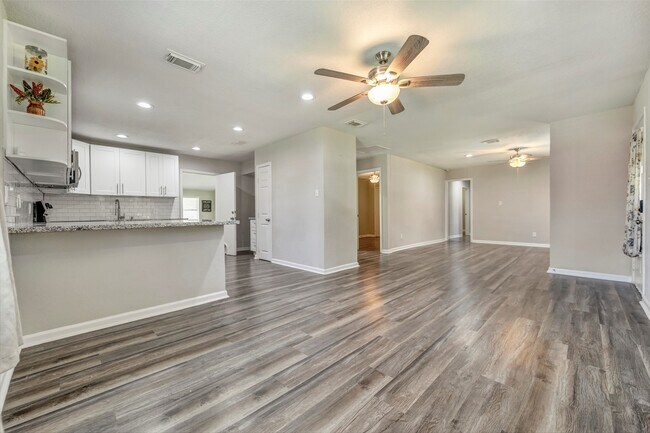 Primary Photo - 7506 Bluebonnet St