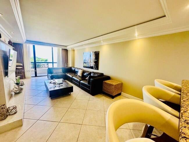 Building Photo - 2555 Collins Ave