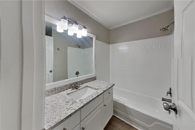 Building Photo - 2960 Binghampton Ln