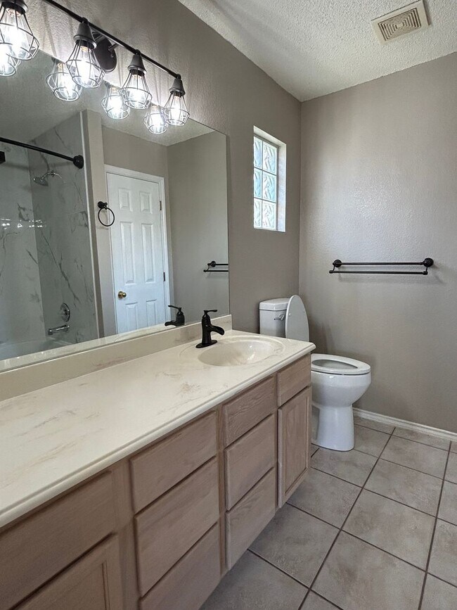 Building Photo - Beautiful Home in Plantation Oaks