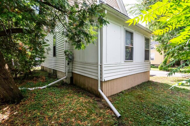 Building Photo - 831 Brookwood Pl