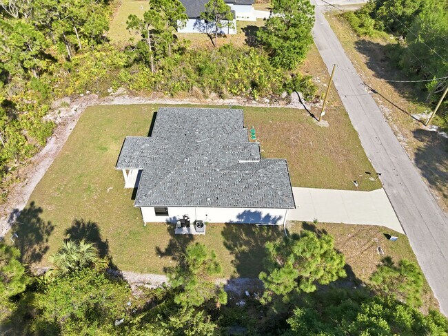 Building Photo - 825 Carbon St E