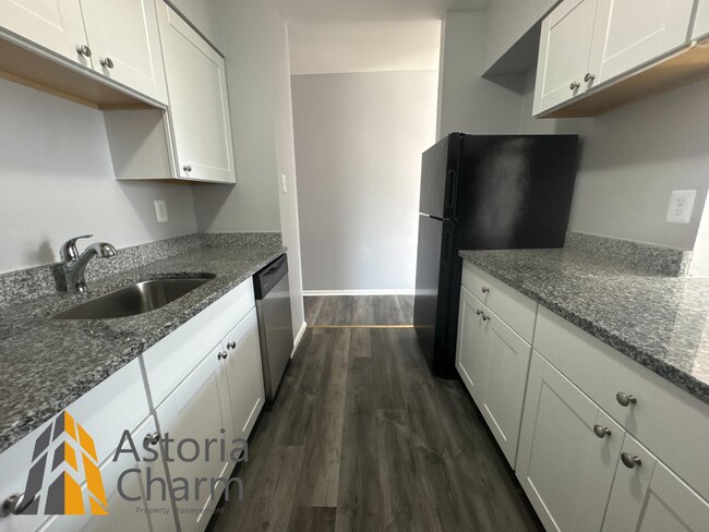 Building Photo - Updated 2 Bedroom Home with Modern Kitchen