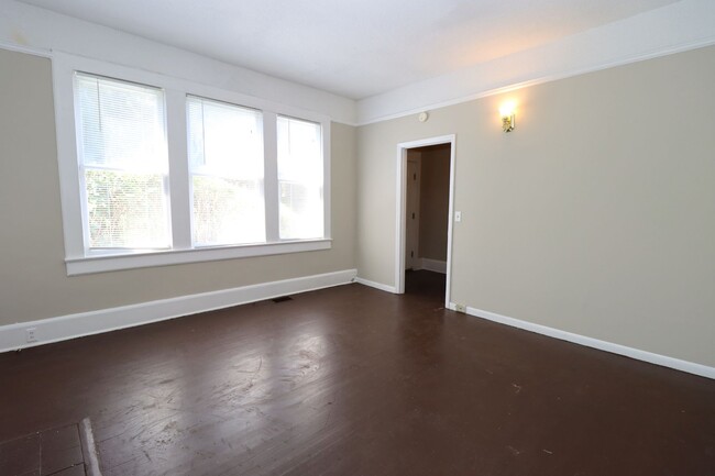 Building Photo - 3 BR 1BA located in University Hill