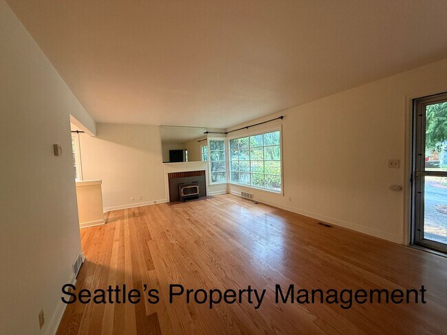 Building Photo - ***FREE OCTOBER RENT***  Deceptively Large...