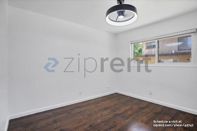 Building Photo - 132 W 18th St