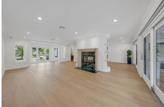 Building Photo - 5120 Carillo St