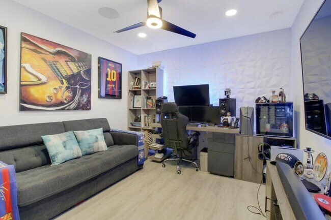 Building Photo - 1010 Willow Pl