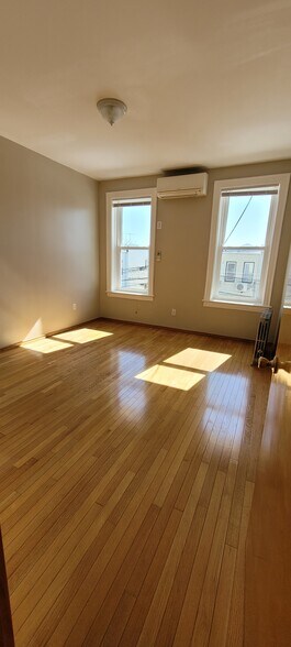 Building Photo - 53 Clara St