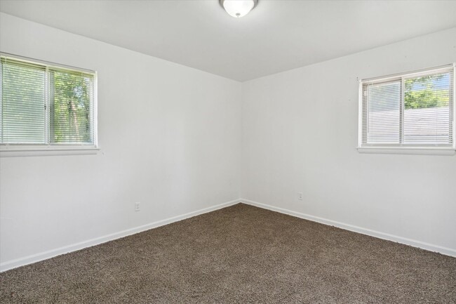 Building Photo - Remodeled 4B 1B Home $1,275