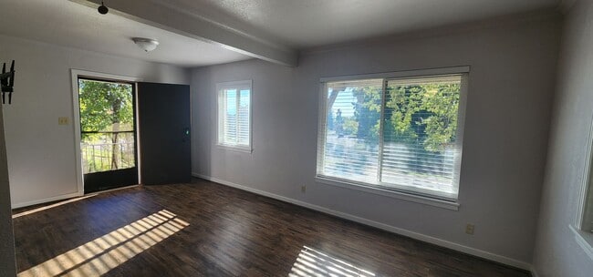 Building Photo - $500 MOVE-IN CREDIT! Updated Home with lot...