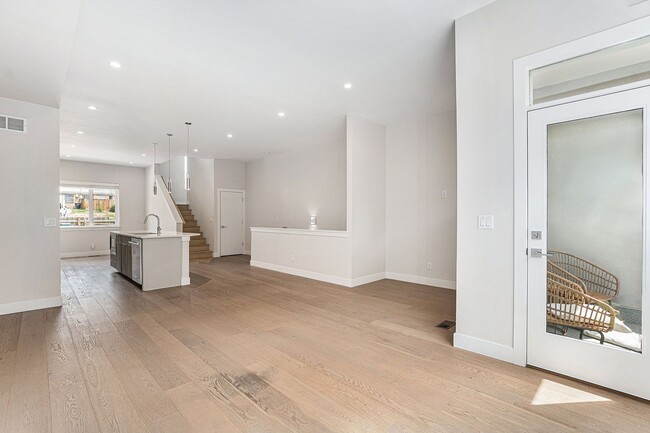 Building Photo - Spacious 3 bedroom home in the heart of Ed...