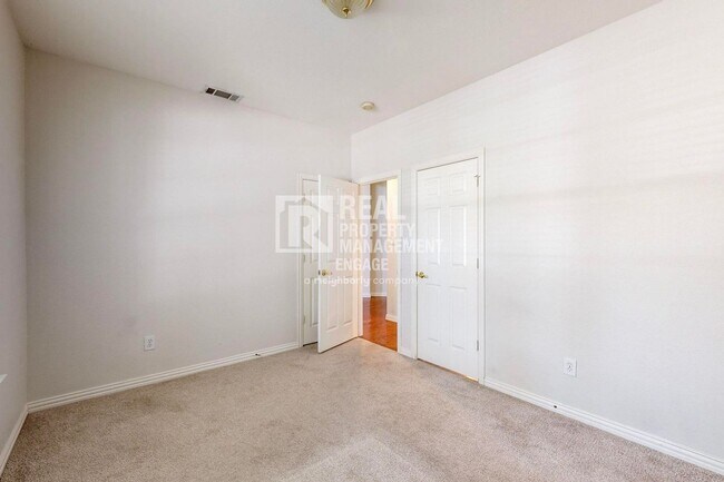 Building Photo - Elegant 5-Bedroom Home for Rent in Prime C...