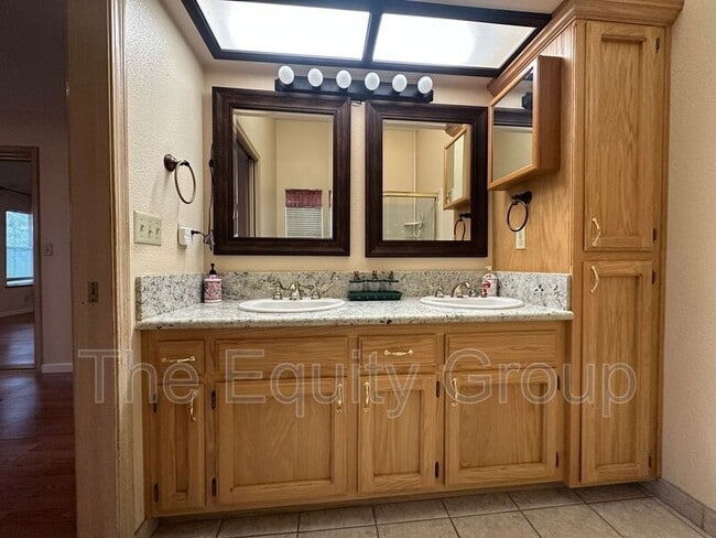 Building Photo - 1036 N Palm St