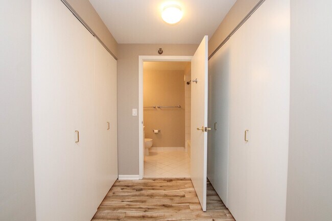 Building Photo - 345 N La Salle Dr