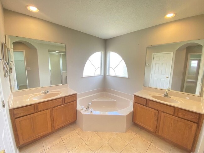 Building Photo - Spacious 4/3 Single Family Home!!
