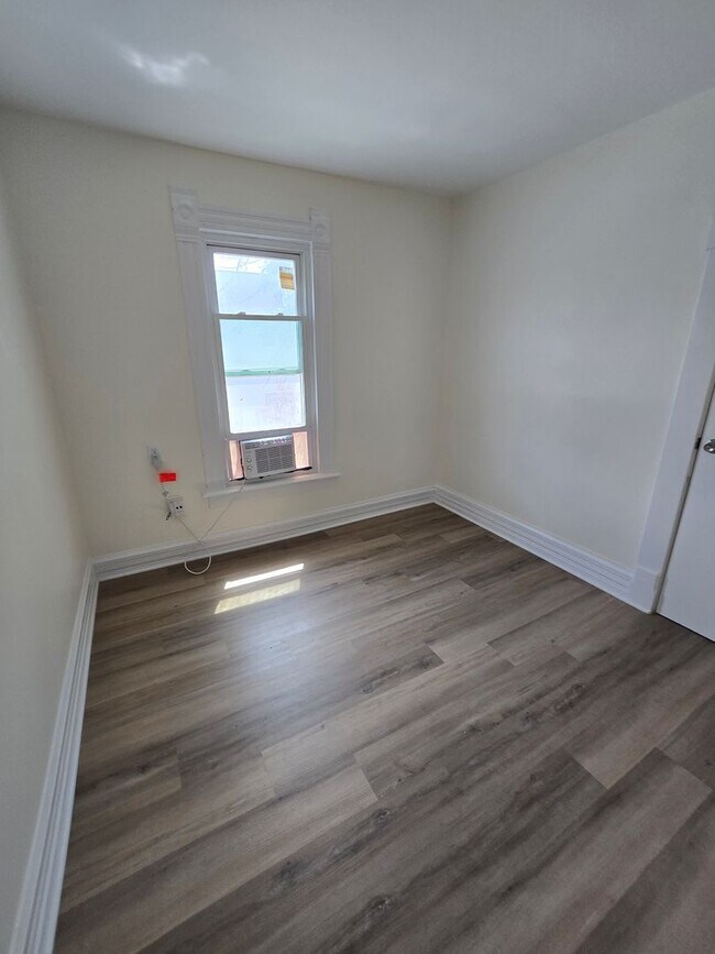 Building Photo - 2 BEDROOM SINGLE FAMILY HOME