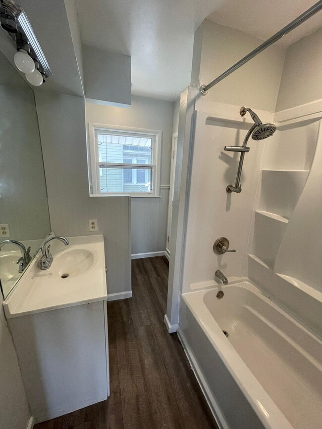 Building Photo - Bright and Functional 2-Bedroom Rental in Flint