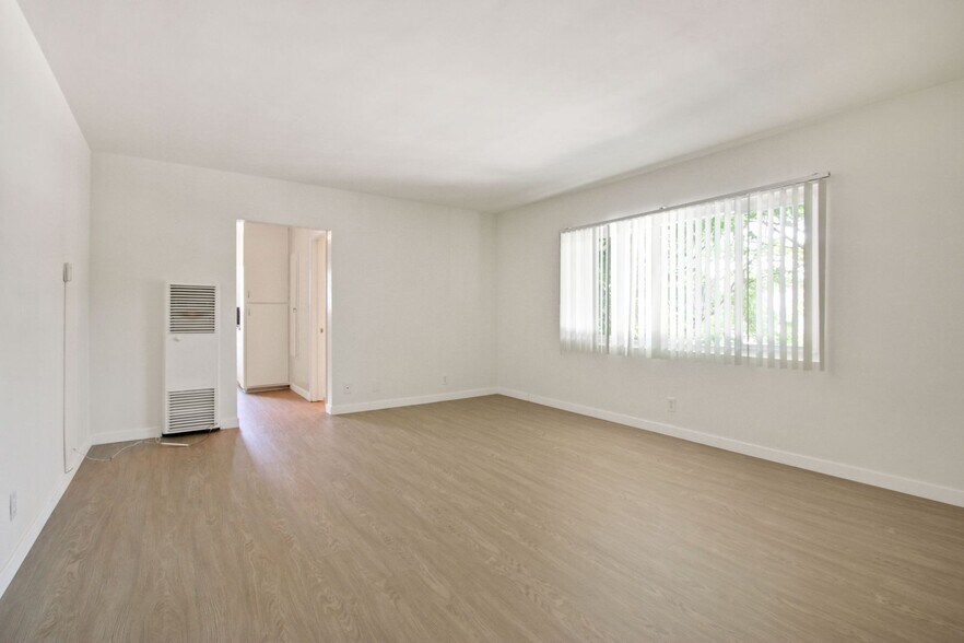 Building Photo - 10908 SM Blvd, prime Westwood, near transit