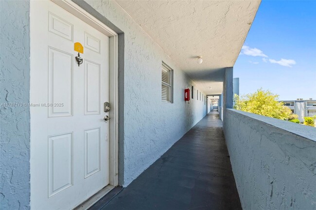 Building Photo - 9375 Fontainebleau Blvd