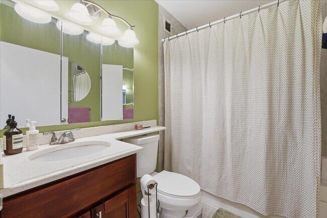 Building Photo - 45 River Dr S