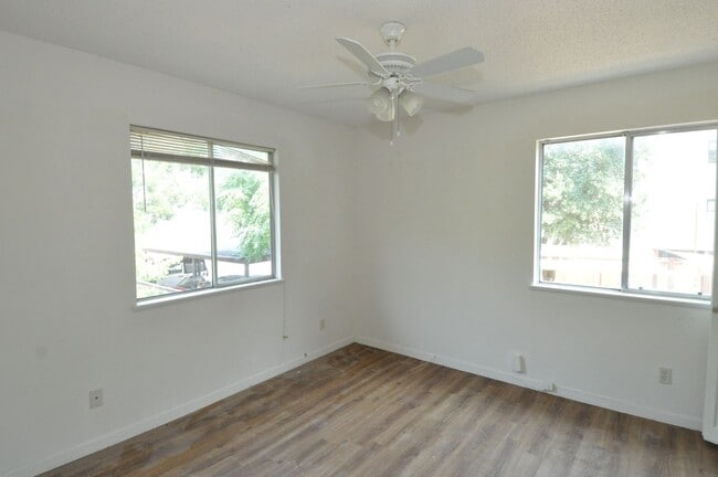 Building Photo - LOCATION! RENOVATED BATHROOM!