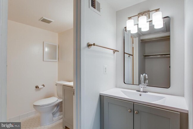Building Photo - 11121 Watermans Dr