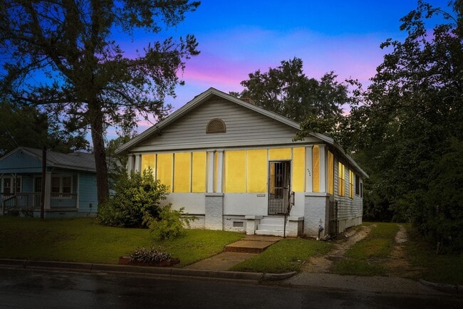 Primary Photo - Charming 4 Bedroom, 2 Bathroom house