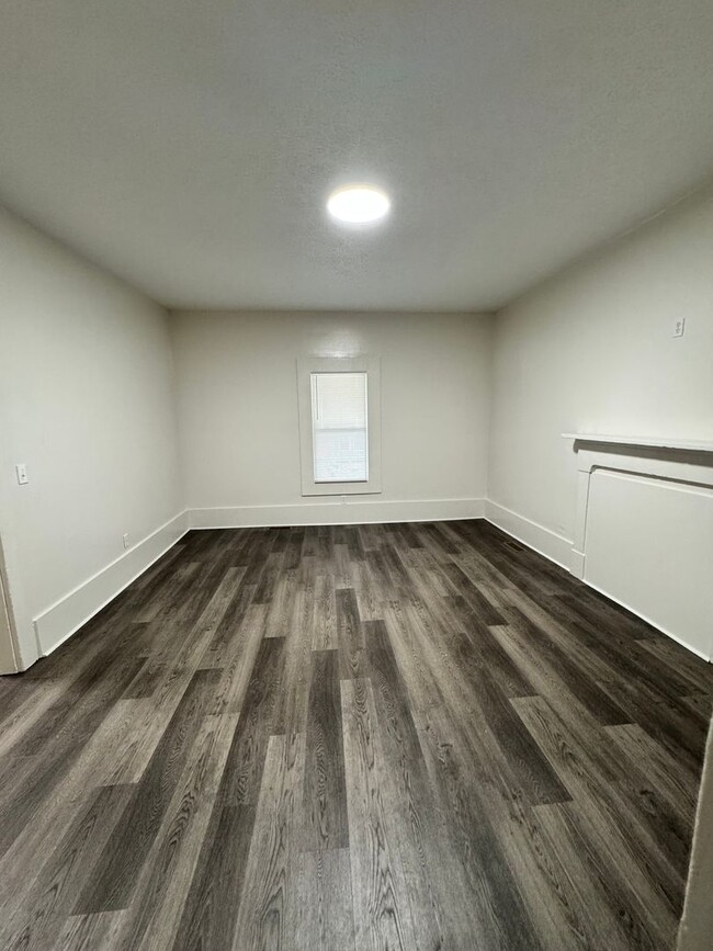 Building Photo - 3/1 Remodeled Home walkable to uptown Shel...