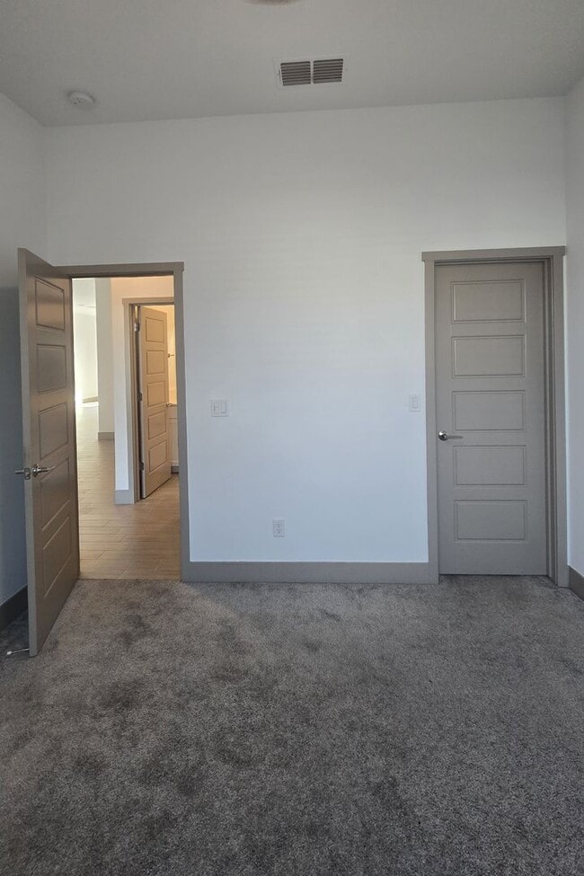 Building Photo - 9405 Parkwood Manor Dr