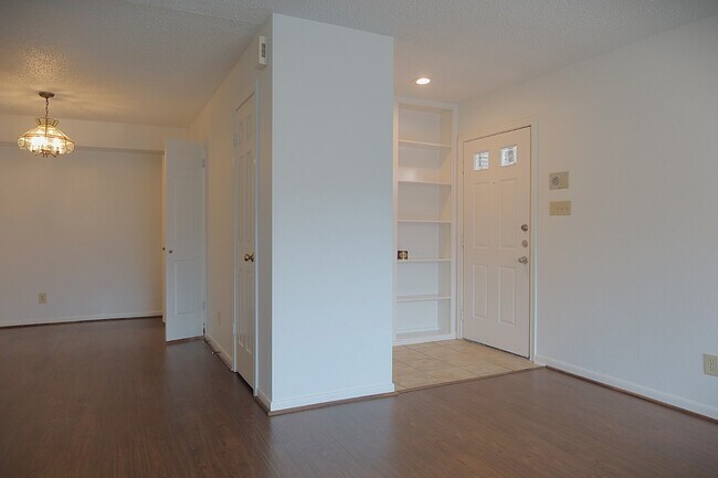 Building Photo - 1311 Antoine Dr