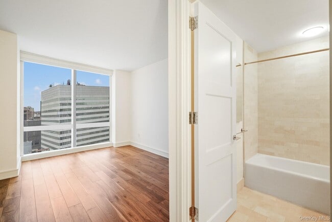 Building Photo - 1 Renaissance Square