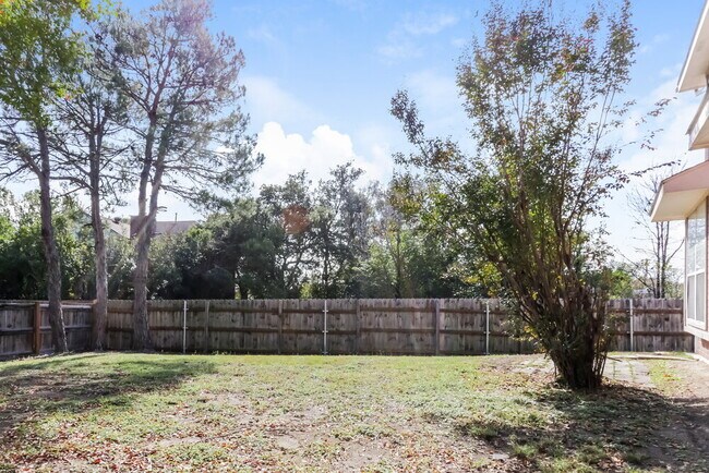 Building Photo - 433 Raintree Cir