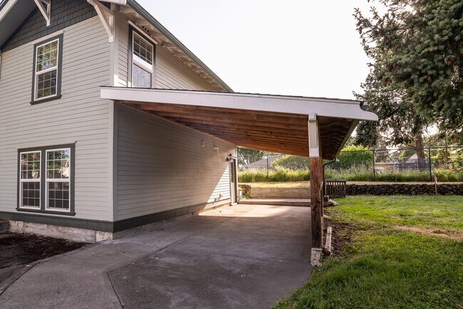 Building Photo - 3-bedroom 2-bath House SW Albany $2,395