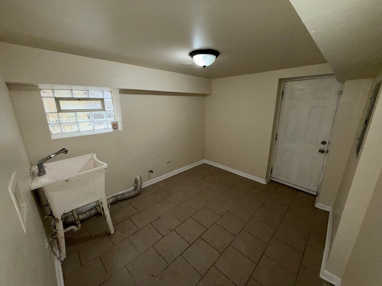 Building Photo - 7423 S St Lawrence Ave