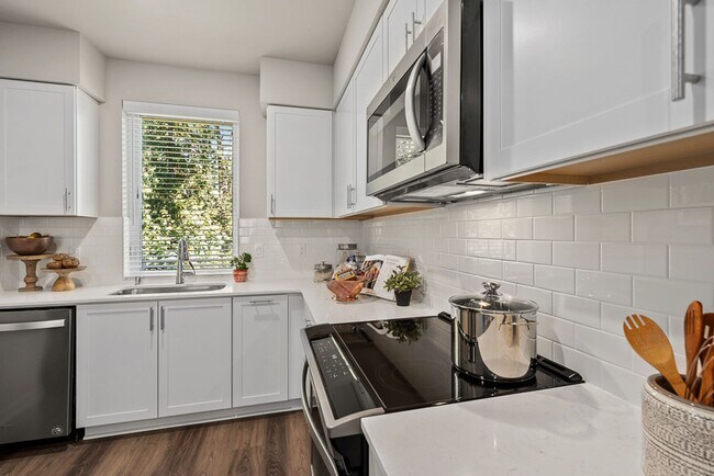 Building Photo - 2 Bedroom 2.5 Bath | 2 Car Garage | 2,900.00