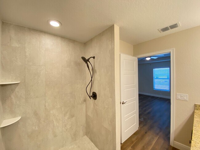 Building Photo - Custom Home - Desirable SE Ocala Neighborhood 3/2/2 **Available Soon**