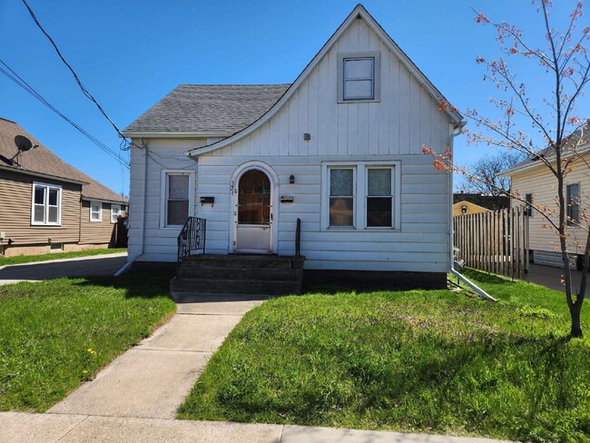 Building Photo - 2 Bedroom Lower Heat & Water Included