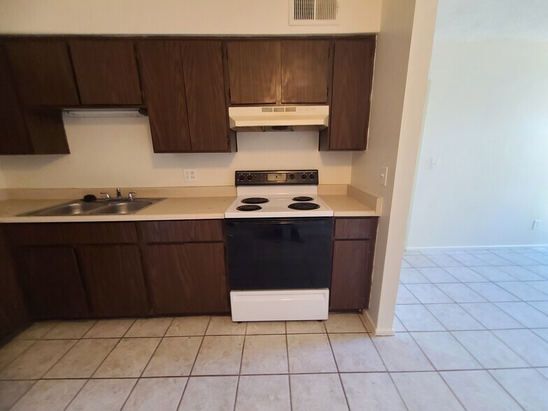 Building Photo - 1420 N Evergreen St