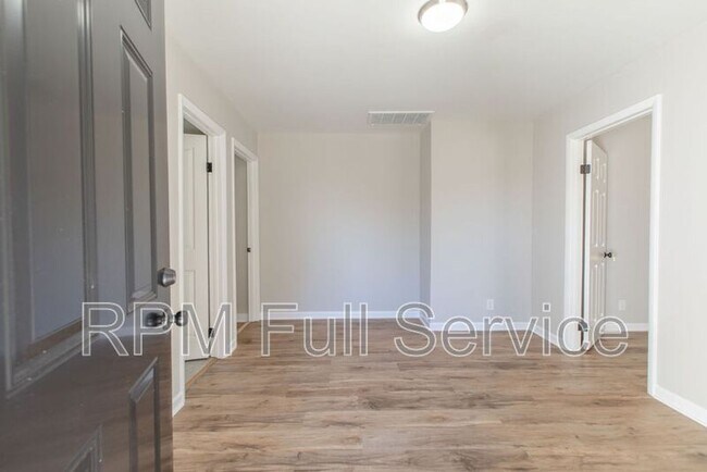 Building Photo - 1002 N Maple St